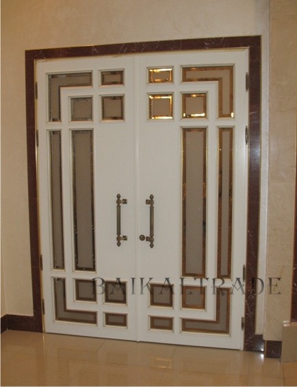 дверь остекленная с фацетом