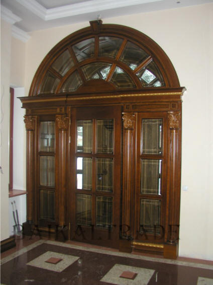 дверь входная деревянная парадная