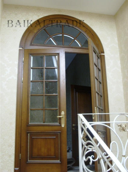 дверь входная деревянная